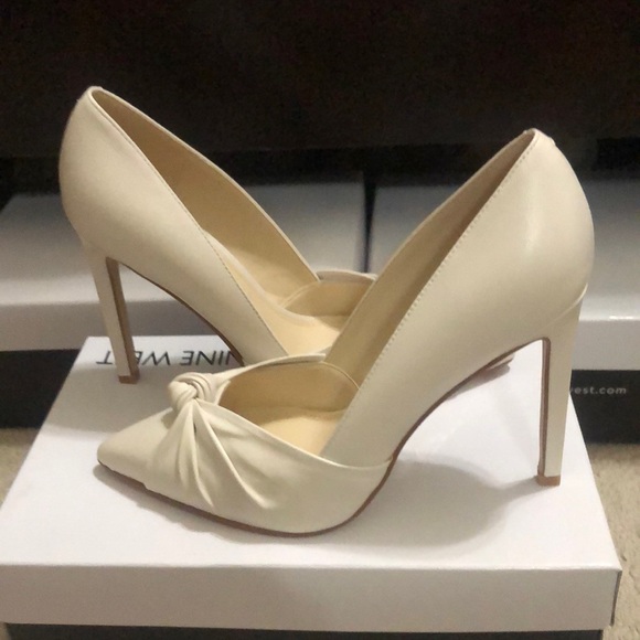 Brand New Ivory Colored Heels, Size 6 with box. - Picture 1 of 8